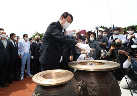 범(汎)야권 대선주자인 윤석열 전 검찰총장이 20일 오전 대구 달서구 2.28 민주의거 기념탑을 찾아 참배하고 있다.연합뉴스
